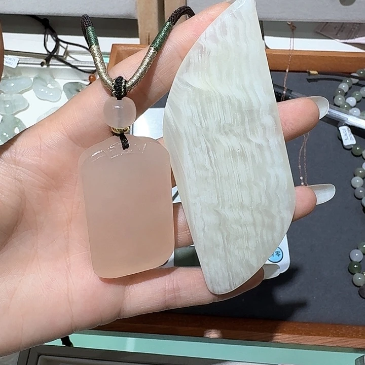 石英质玉合金颈饰