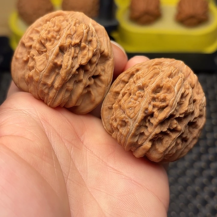 文玩核桃吊坠42红皮山地楼四座楼