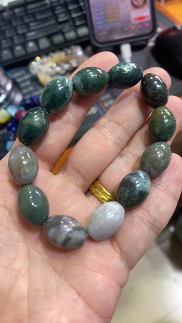 D 584   果绿甘纹草小桶玛瑙手串