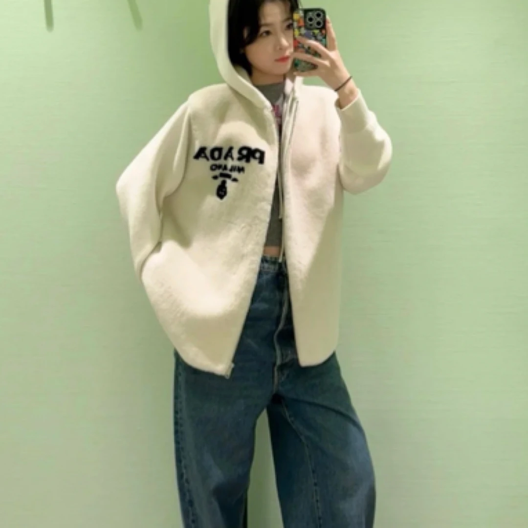 99新 Prada/普拉达 Prada 新款白色皮毛标语外套/40码 大码/38484