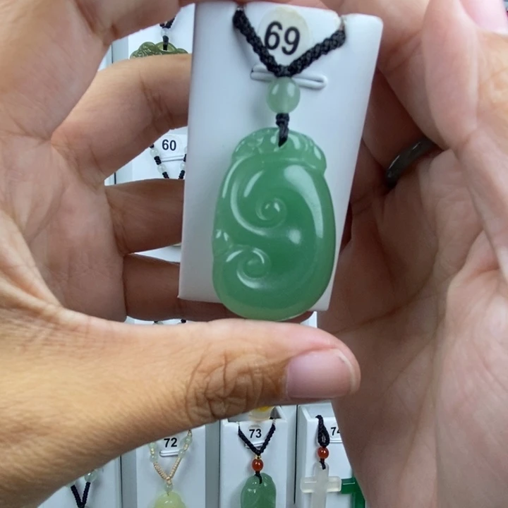 石英质玉未镶嵌颈饰