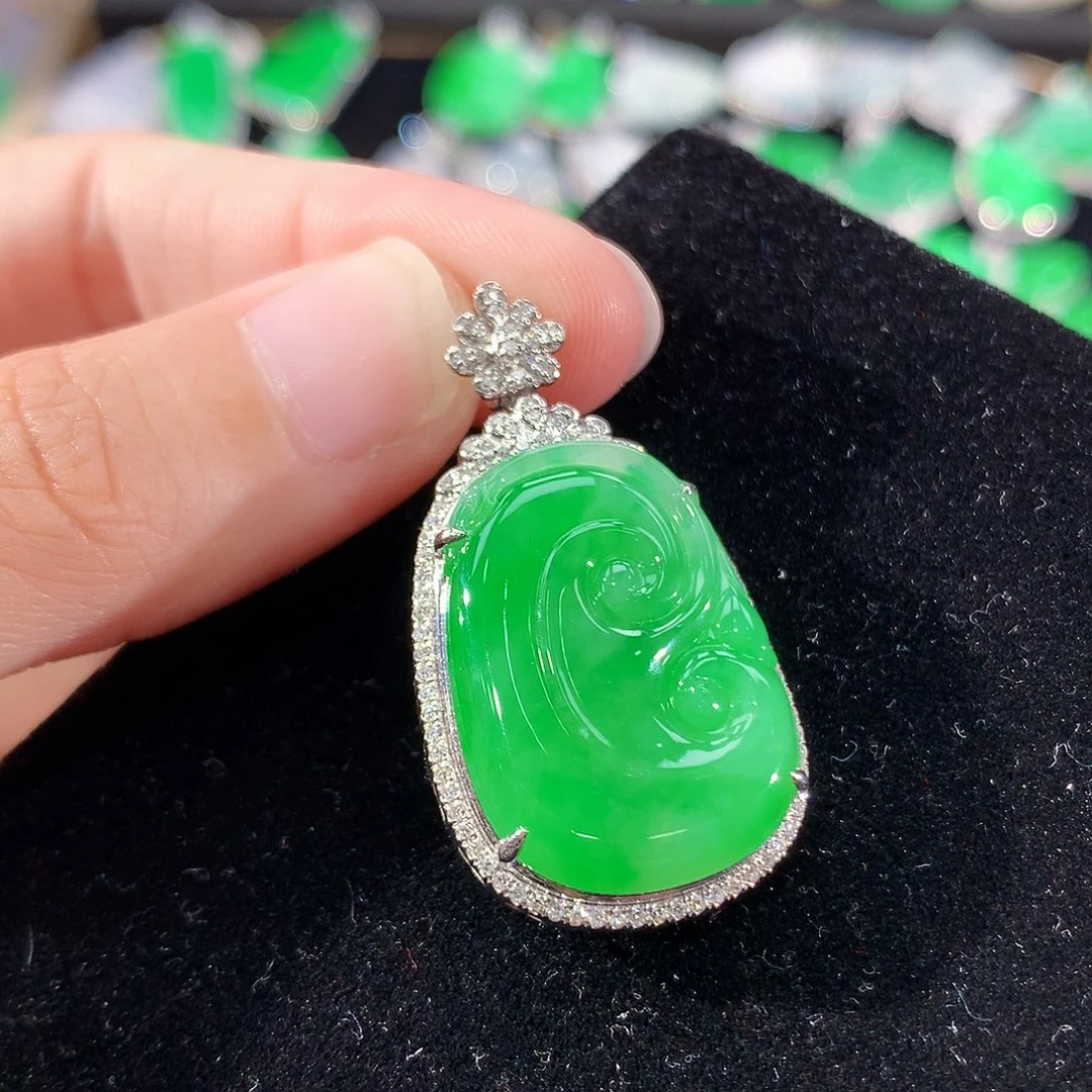 翡翠18K金镶嵌颈饰
