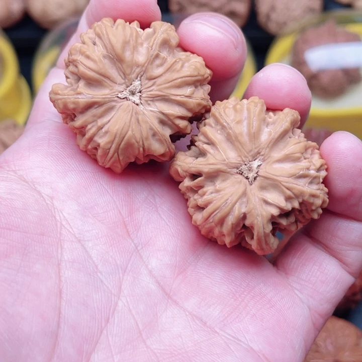 文玩核桃把件冒*精文山三棱36×36×36