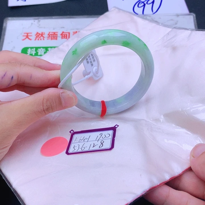 翡翠手镯未镶嵌翡翠
