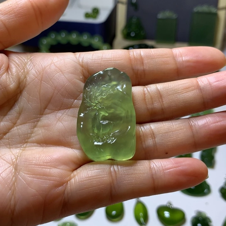 岫玉未镶嵌颈饰吊坠