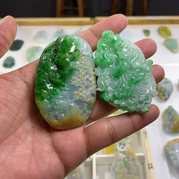 翡翠未镶嵌颈饰已*置山水加白菜，2件
