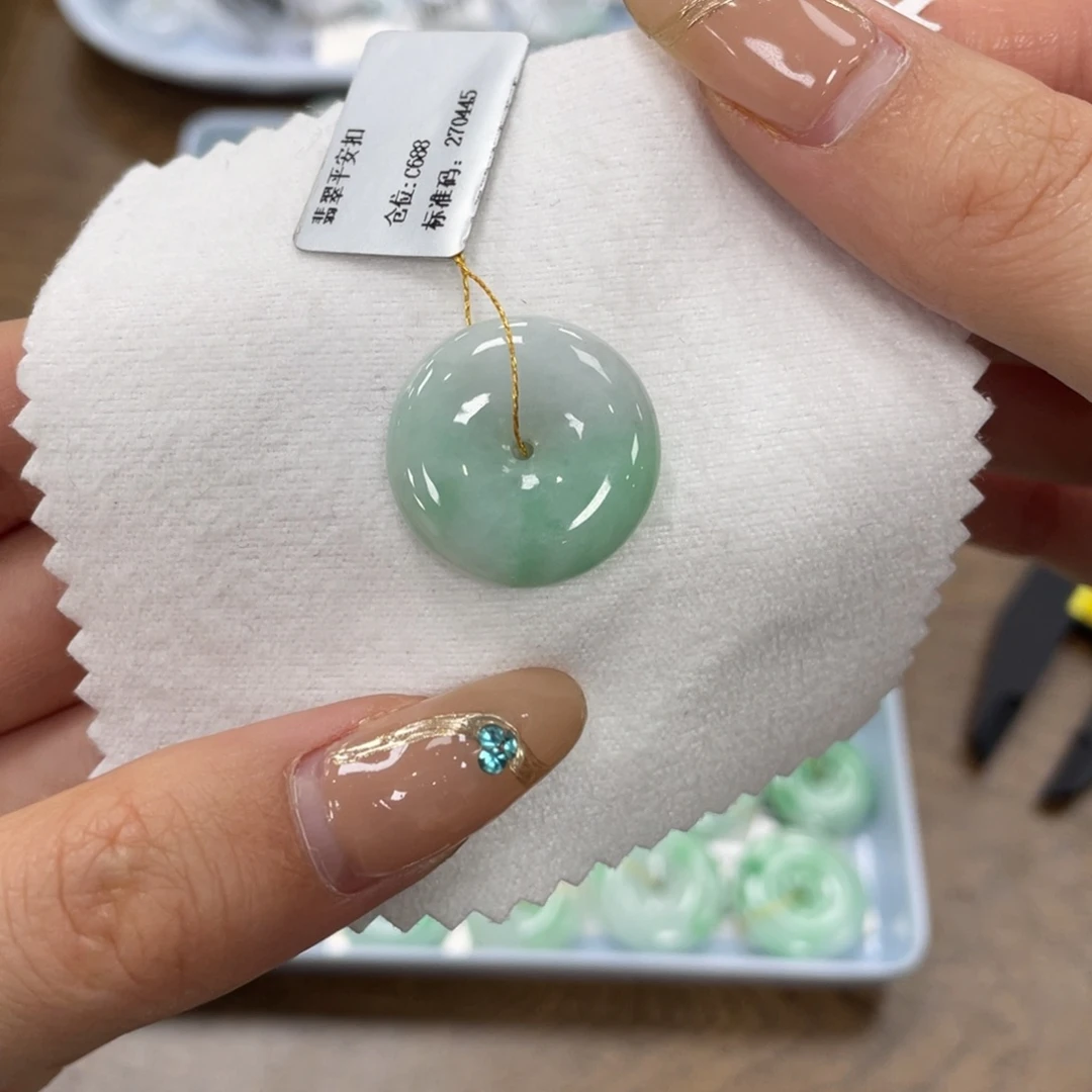 翡翠未镶嵌颈饰平安扣