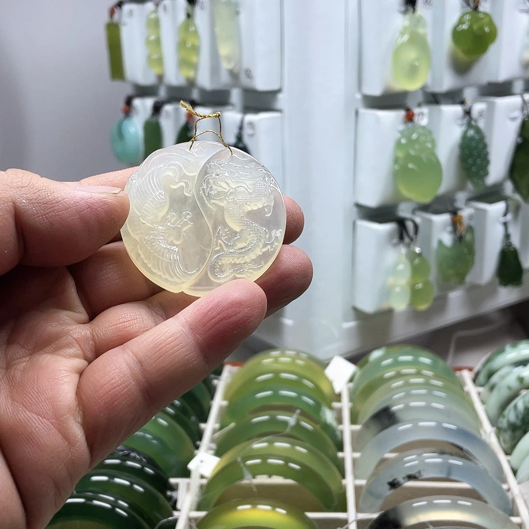 蛇纹石玉未镶嵌颈饰