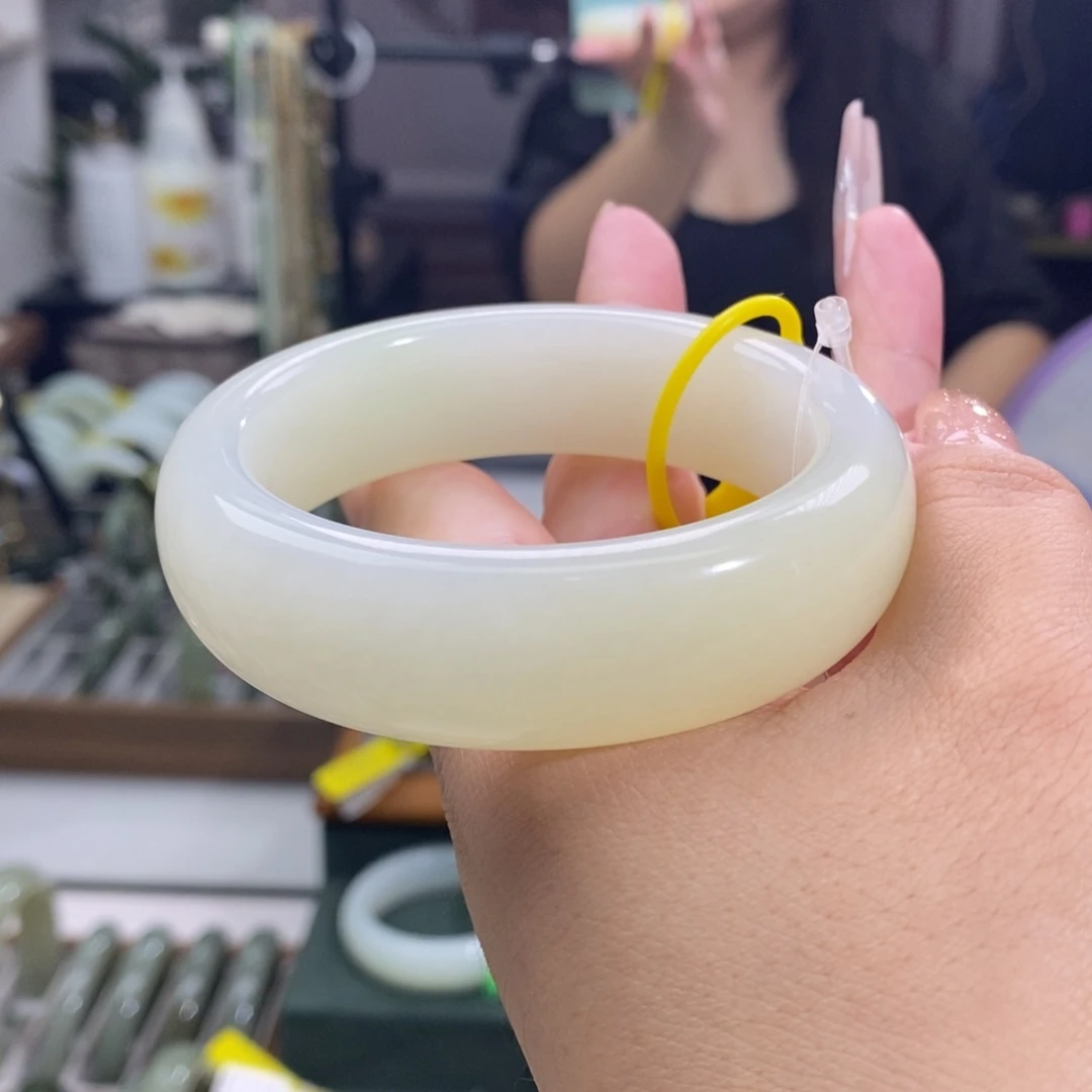 和田玉手镯未镶嵌清货