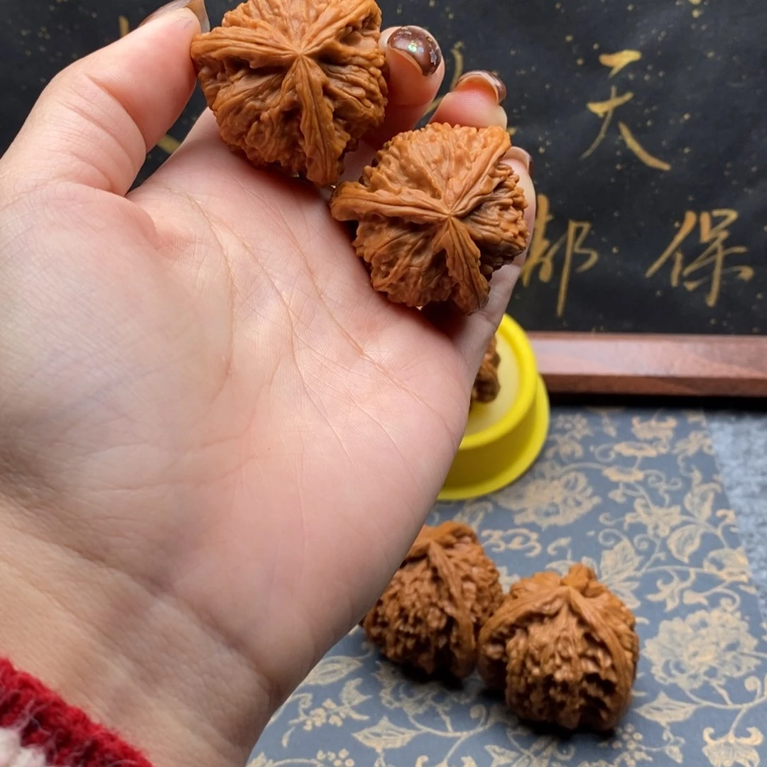 吊坠文玩核桃嗨**哥白狮子