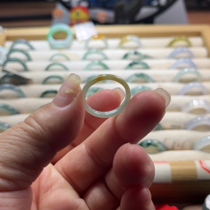 翡翠未镶嵌戒指蓝水