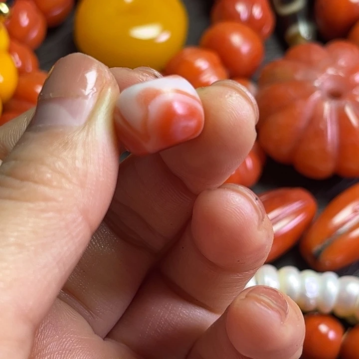 颈饰琉璃国琉璃……….