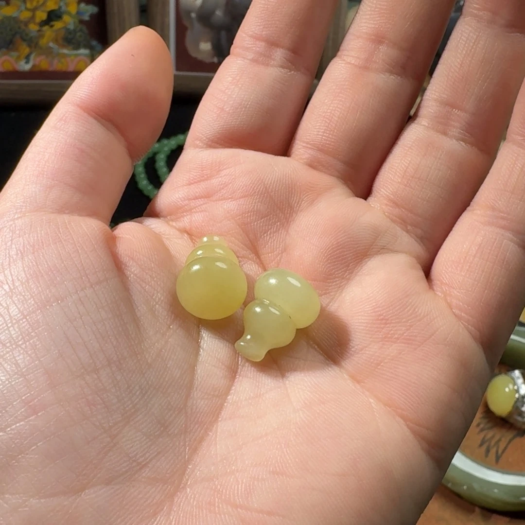 和田玉挂件未镶嵌啵**?