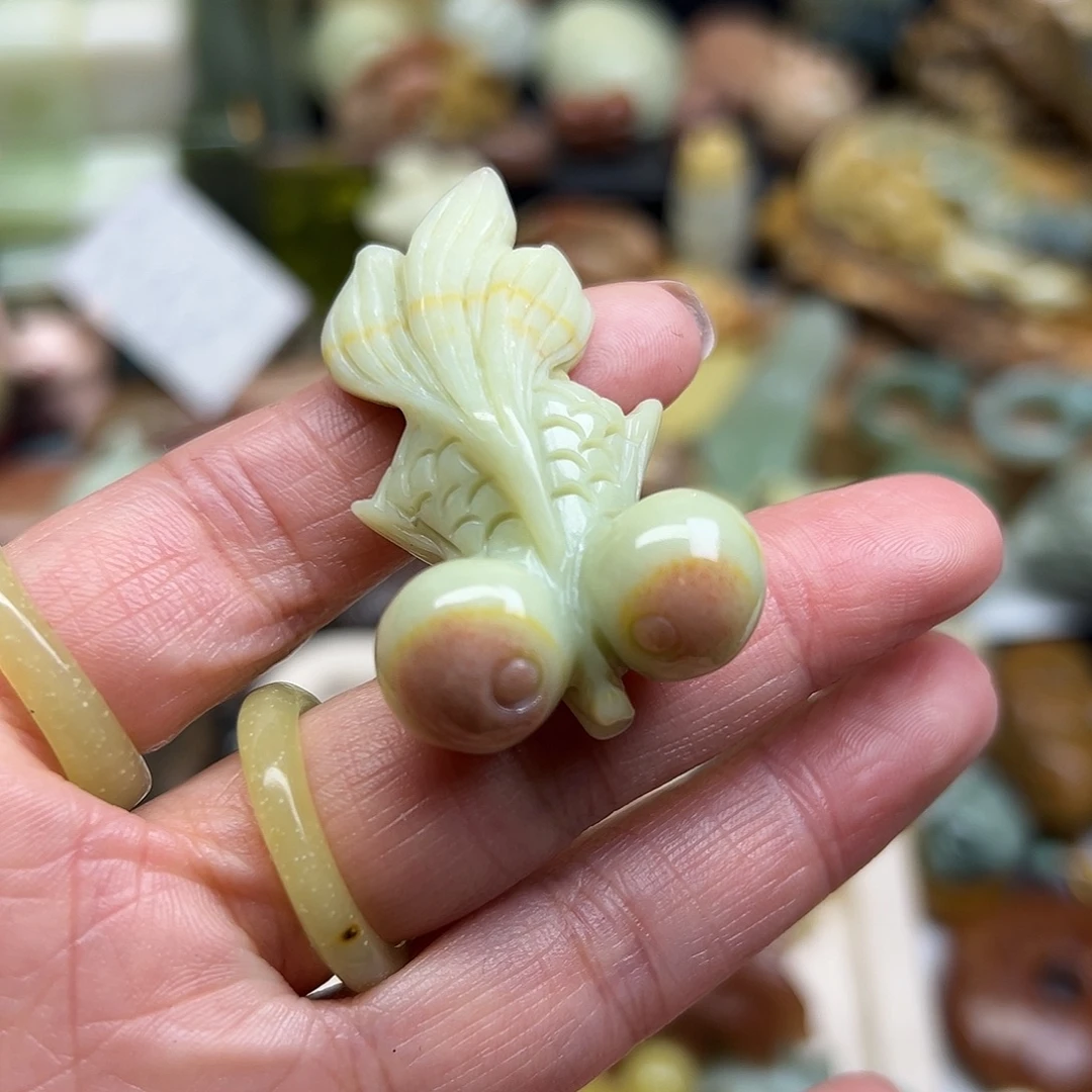 岫玉未镶嵌颈饰辽阳粉金鱼