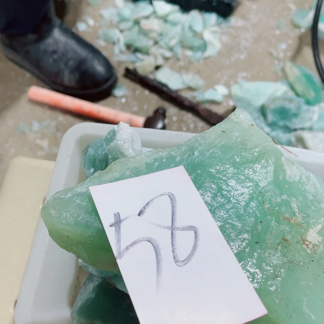 拿***人蛇纹石玉未镶嵌原石