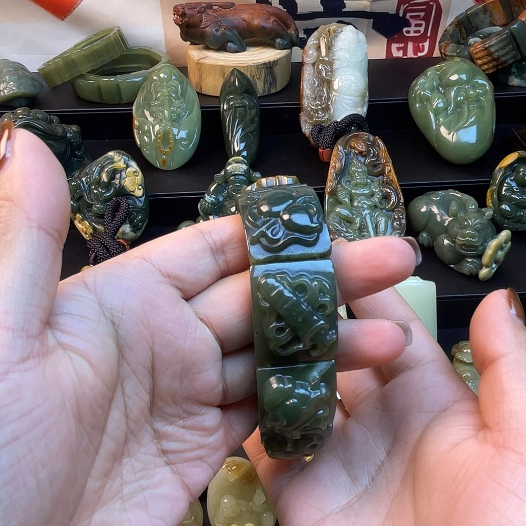 刘****透闪石质玉未镶嵌手链