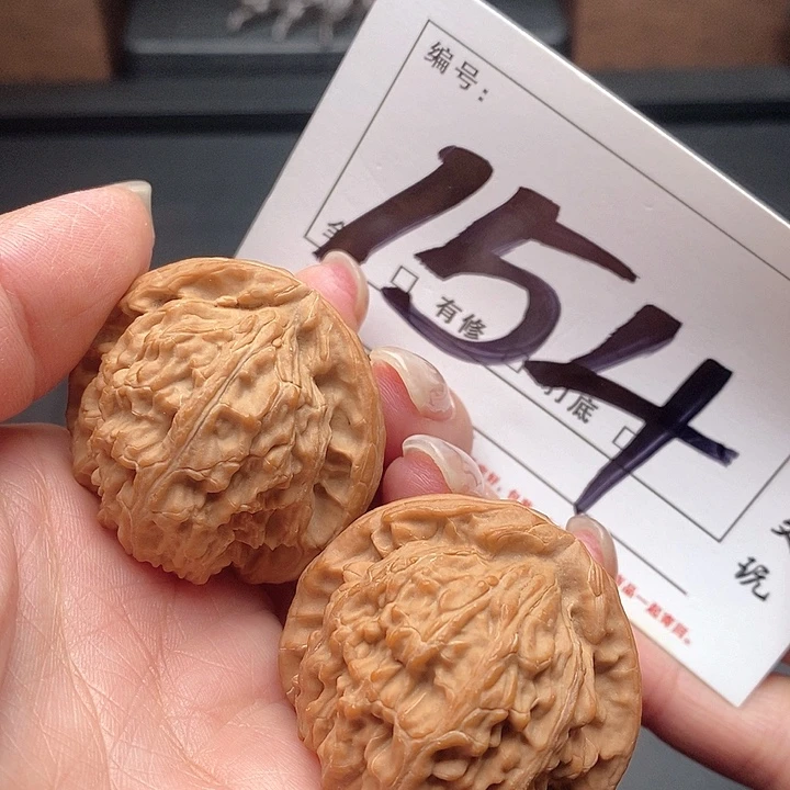 文玩核桃吊坠154号 39尺 白狮子