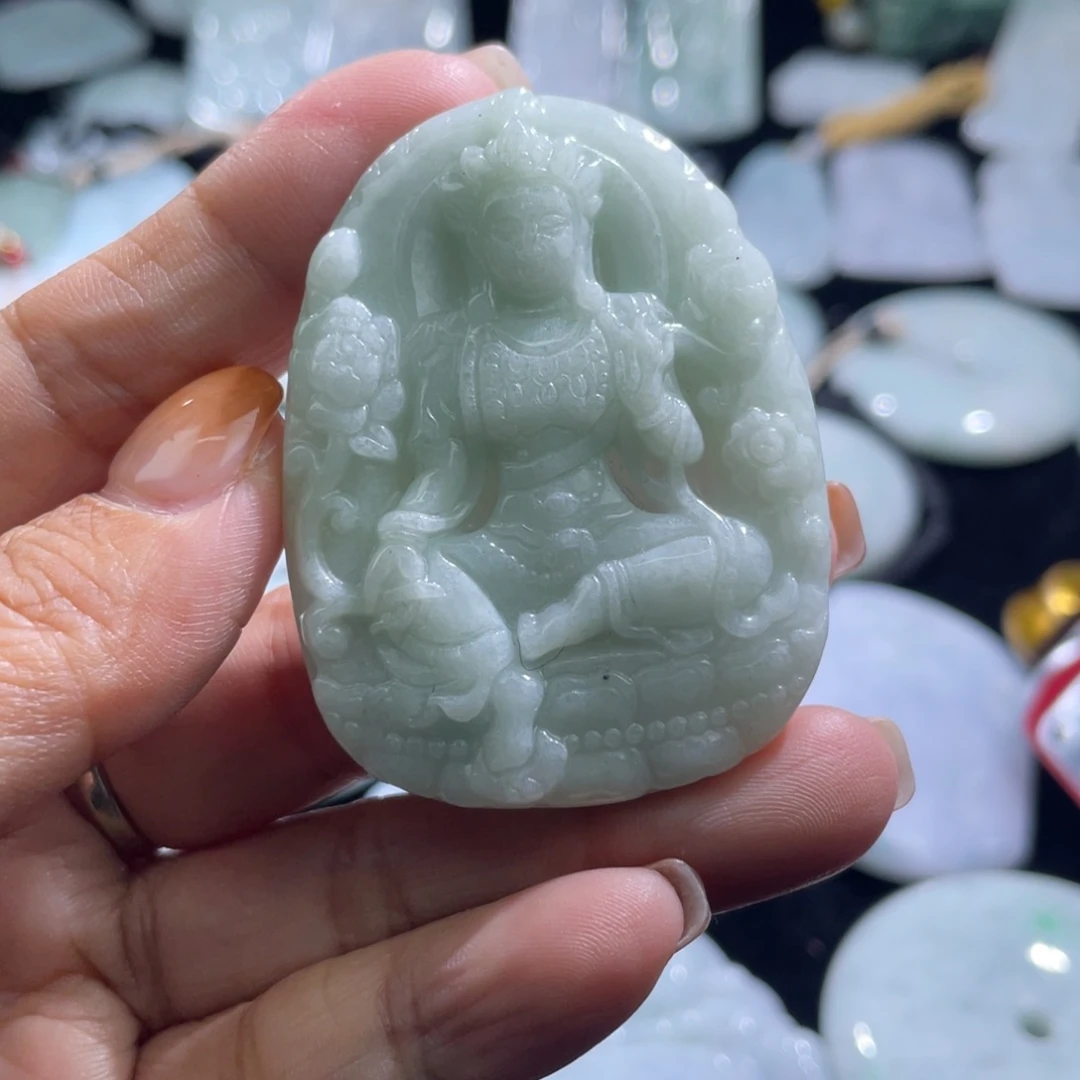 翡翠未镶嵌颈饰观音
