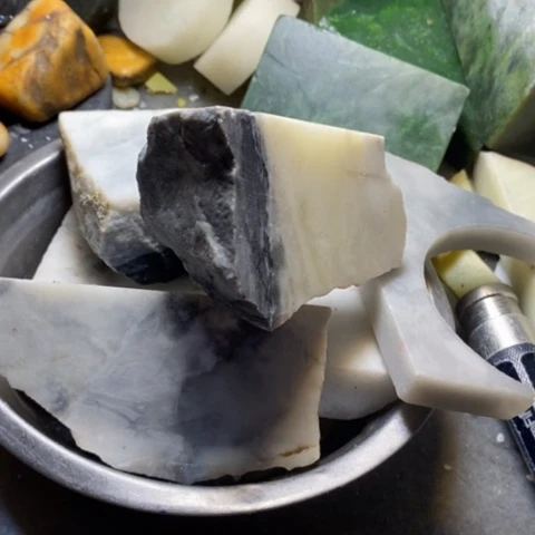 透闪石质玉未镶嵌挂件大**彩