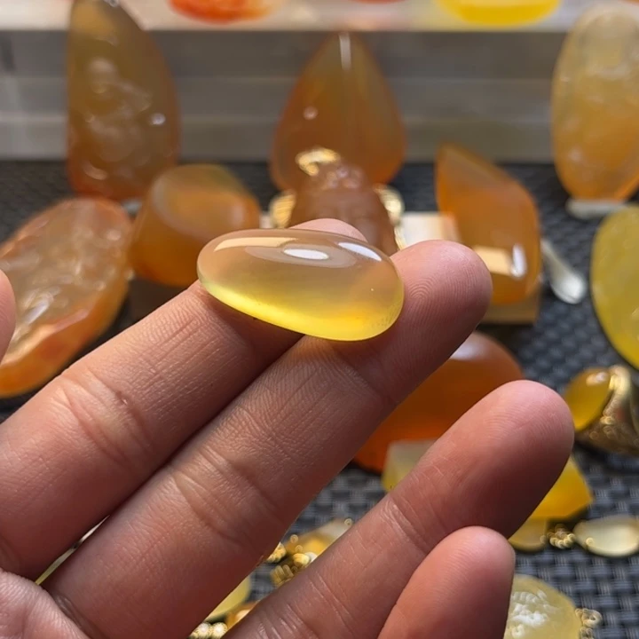 角***色石英质玉未镶嵌旦面