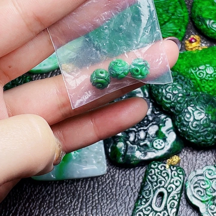 翡翠未镶嵌颈饰多样性