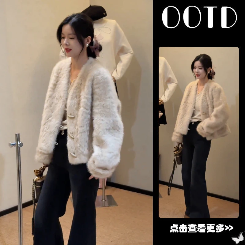 秋季流行穿搭一整套女2025新款牛角扣毛绒外套蕾丝衫休闲裤三件套