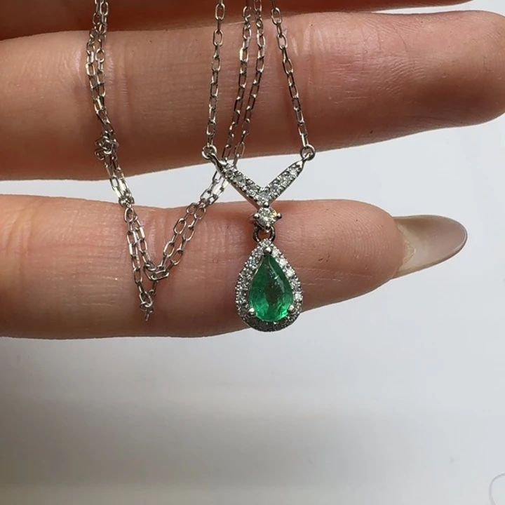 未镶嵌颈饰祖母绿