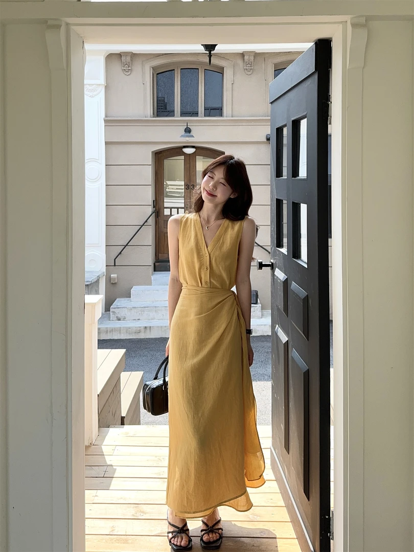 纯欲甜美设计感无袖一片式系带收腰连衣裙