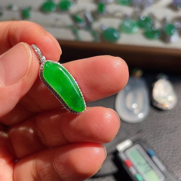 翡翠18K金镶嵌颈饰绿福瓜