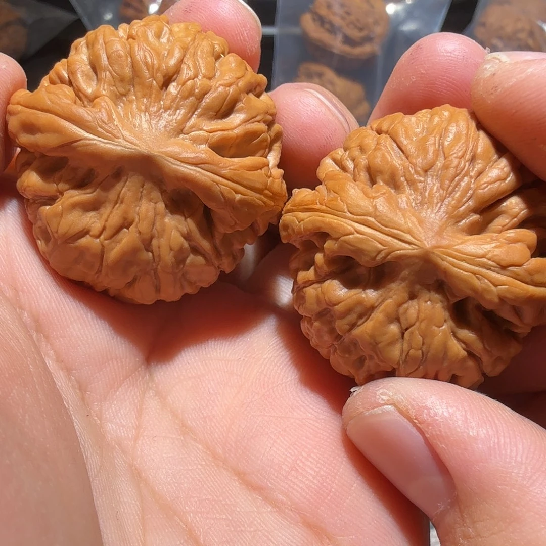 文玩核桃吊坠莲花