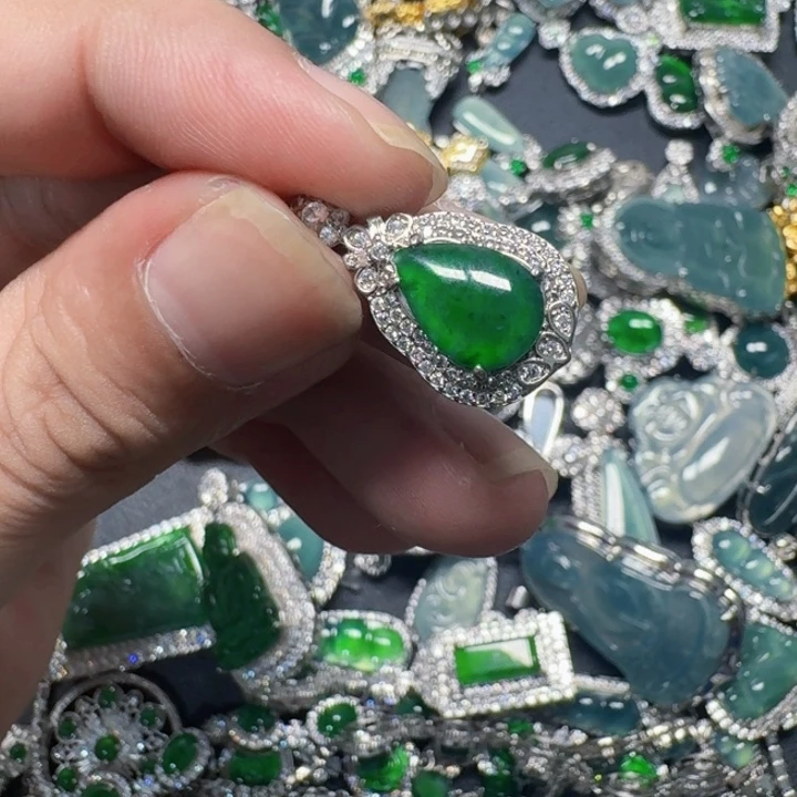 翡翠未镶嵌颈饰天然A货翡翠放漏