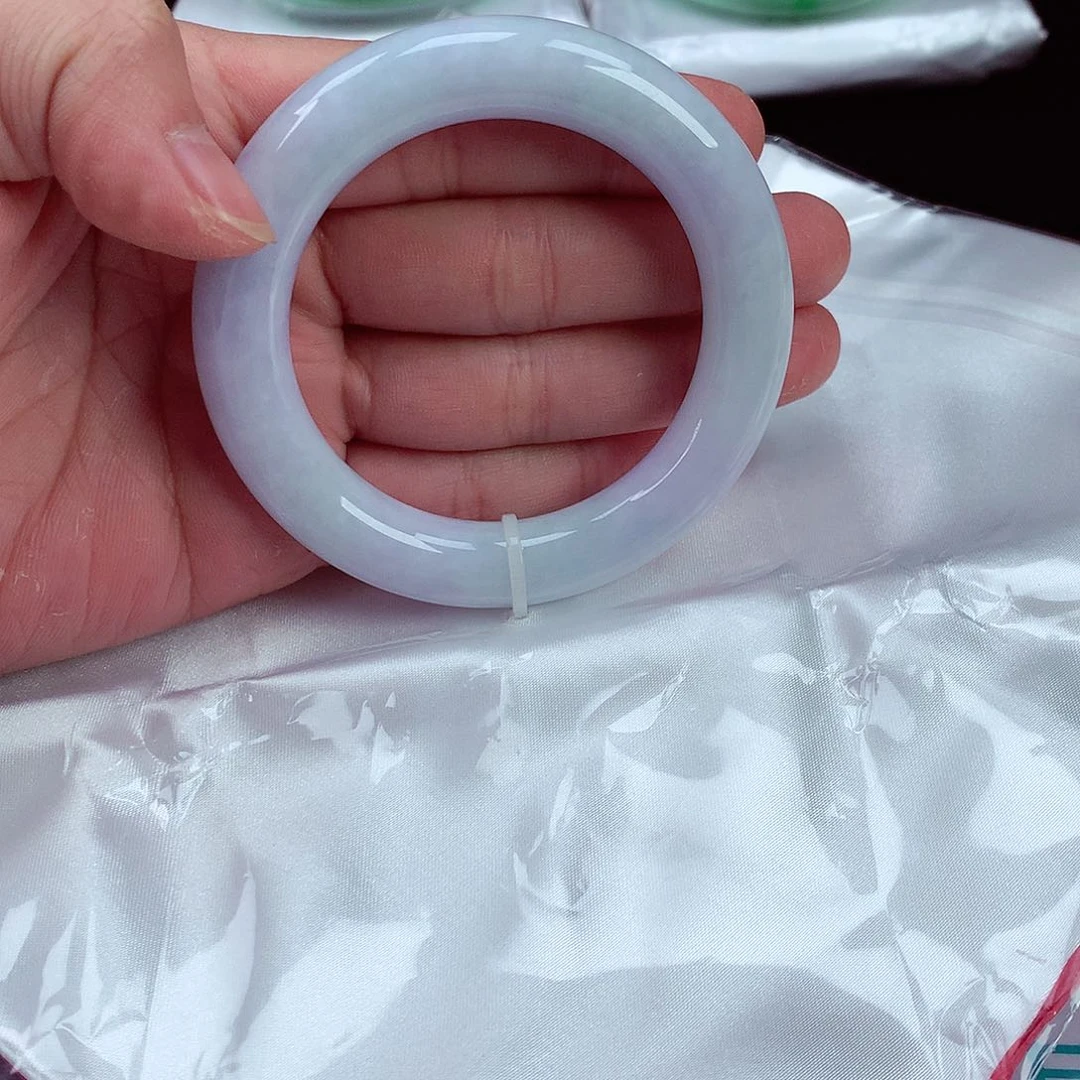 翡翠手镯未镶嵌宝*?翡翠