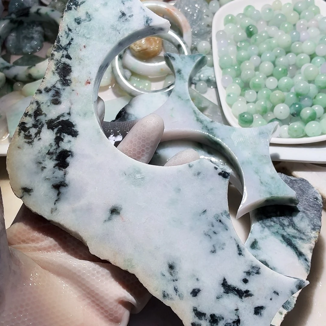 翡翠未镶嵌颈饰边角料