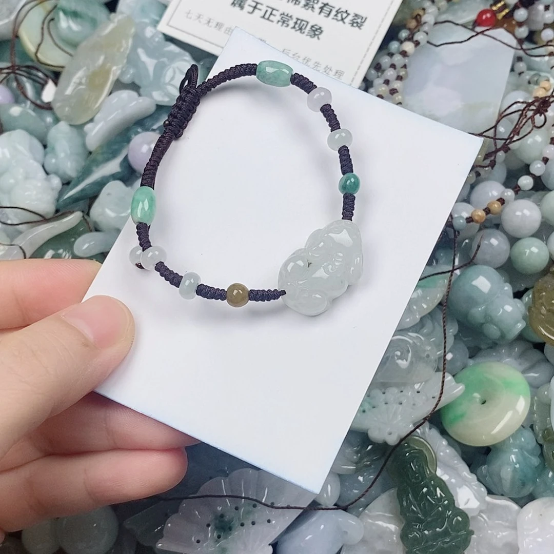 翡翠未镶嵌颈饰貔貅