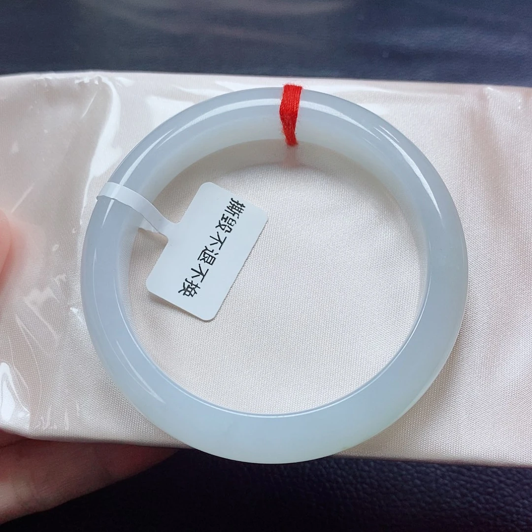 翡翠手镯未镶嵌56圈口正装起胶洒金