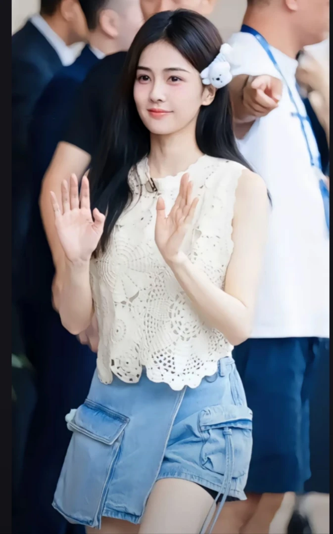 白鹿同款夏季女款设计感小众钩花无袖镂空上衣外穿短款法式甜美