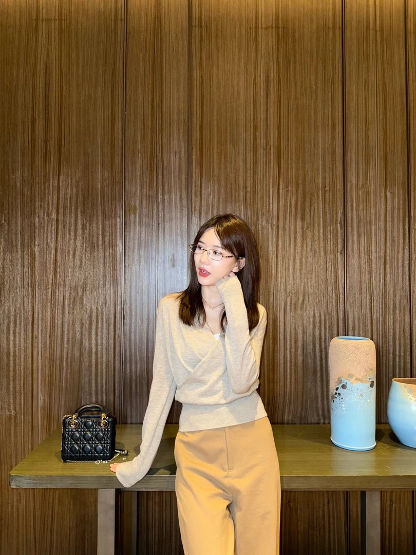 【李金贤】极简气质交叉V领纯色羊毛衫女休闲百搭收腰显瘦上衣