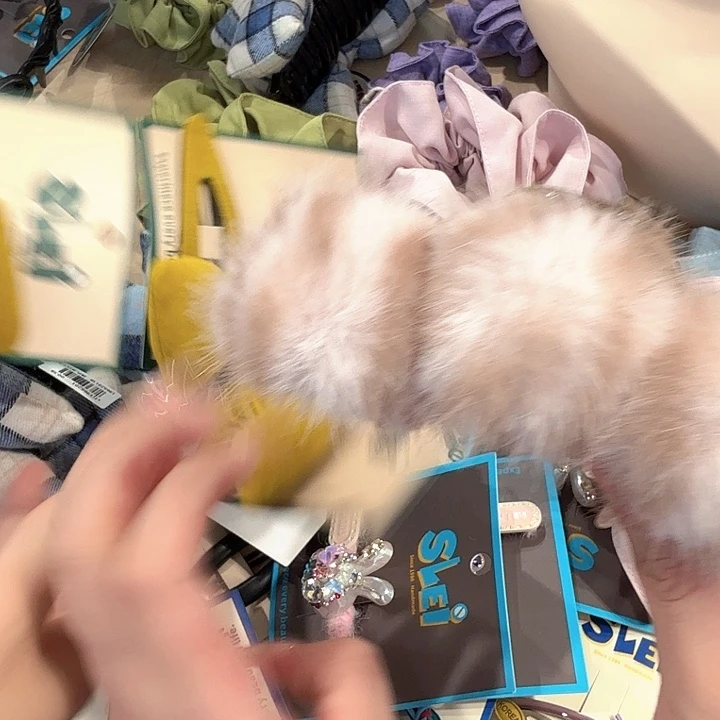 粉色毛毛抓夹条纹