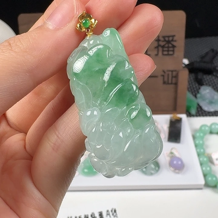 翡翠18K金镶嵌颈饰