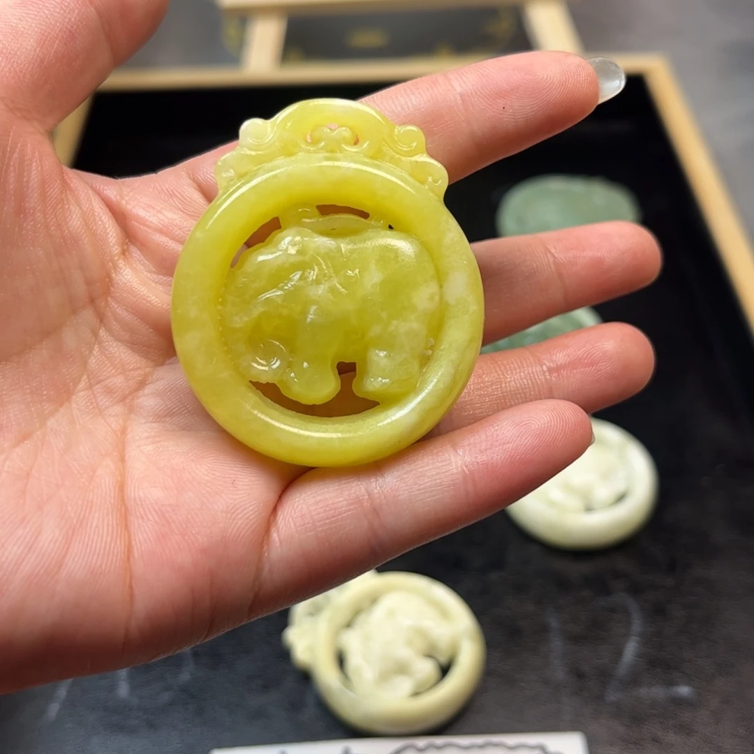 海***话蛇纹石玉未镶嵌颈饰