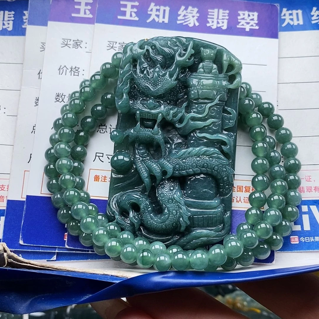 翡翠未镶嵌颈饰龙