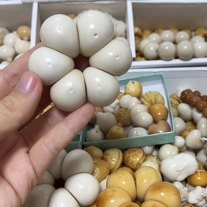 菩提根/象牙果吊坠特价瑕疵款白色蒜瓣手捻有牙眼 K29