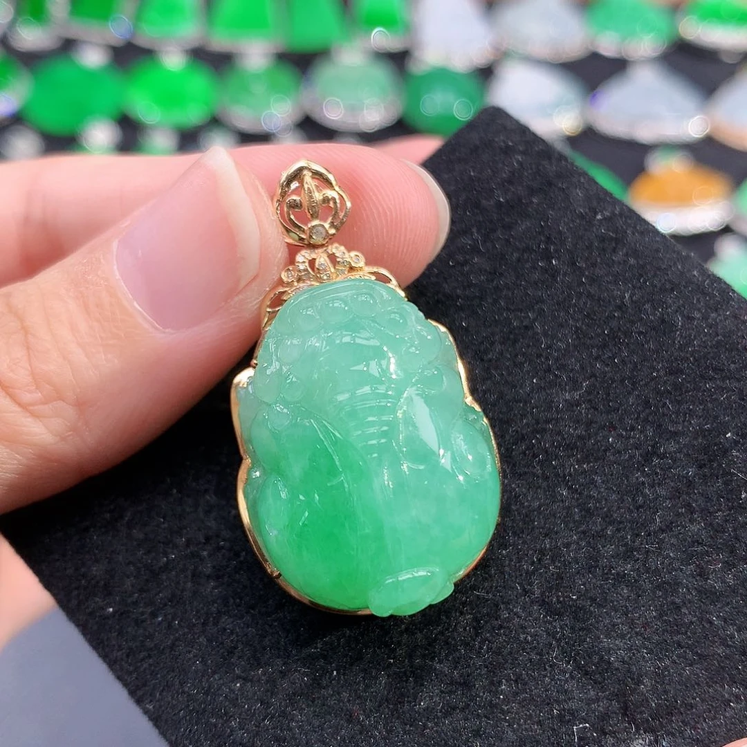 翡翠18K金镶嵌颈饰