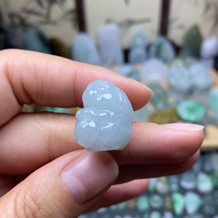 翡翠未镶嵌颈饰兔子