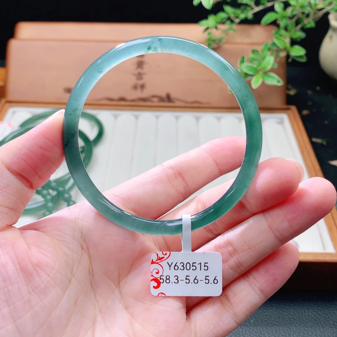翡翠未镶嵌手镯(圆镯)
