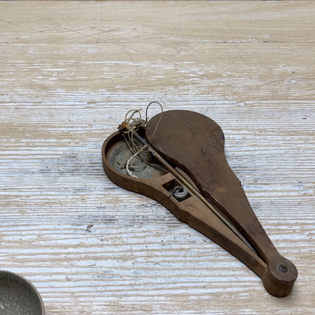 瓷片山***水密密麻麻地排列着一个