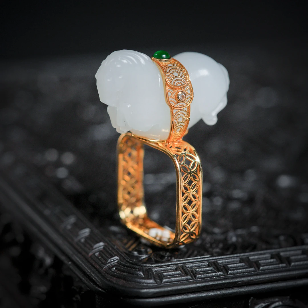 一马当先·高定和田玉老羊脂重工18K金戒指AJ0685尺寸约26*12*16mm