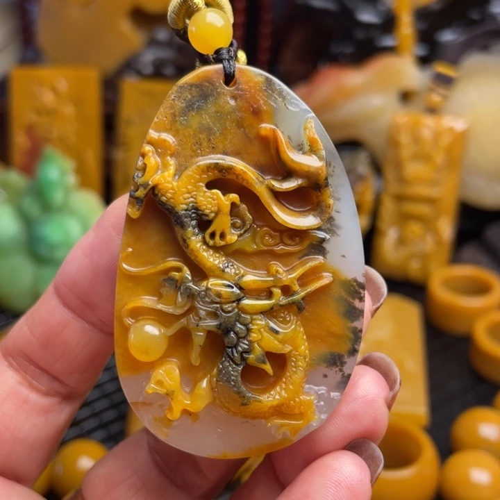 未镶嵌石英质玉（黄龙玉）颈饰