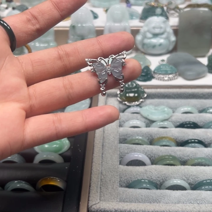 翡翠未镶嵌颈饰蝴蝶