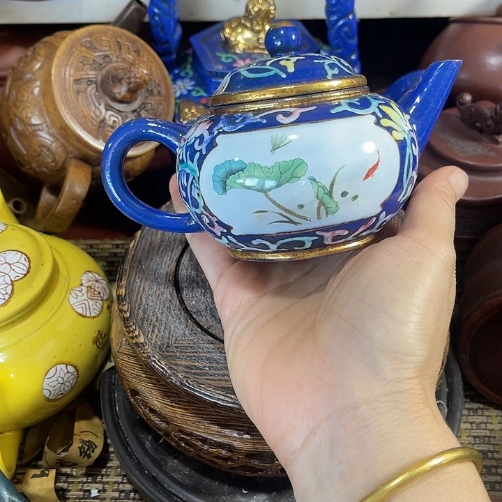 茶壶紫砂原矿泥料手工制作的一把紫砂壶。